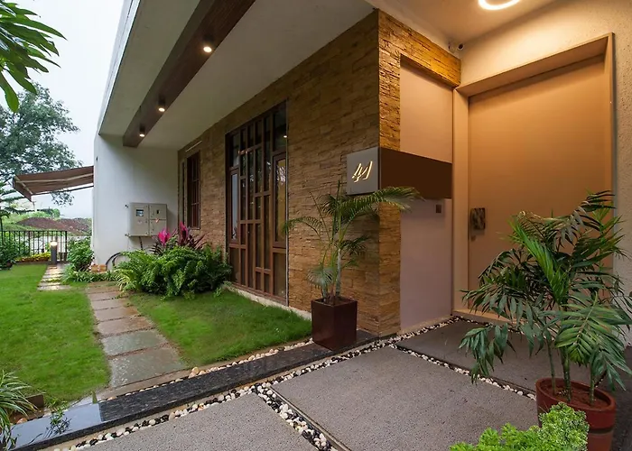 Villa 41 By Stayvista - A Chic Retreat With A Pool, Poker Table, And A Theater Room